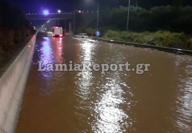 Πλημμύρισε ο αυτοκινητόδρομος - Ουρές χιλιομέτρων στον Αλμυρό