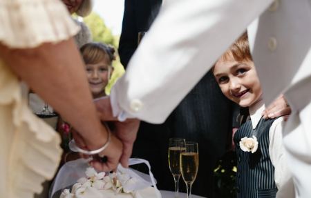 Νύφη απαγόρευσε τα μωρά -και γενικά τα παιδιά- στο γάμο της: «Είναι δική μας ξεχωριστή μέρα»