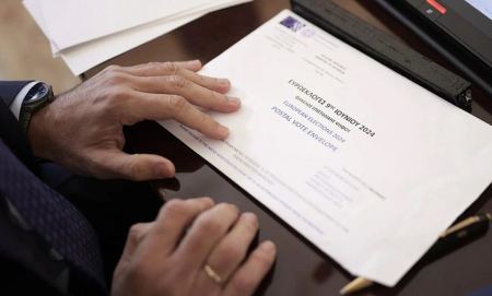 Πέρασε η επιστολική στις ευρωεκλογές -«Όχι» από ΣΥΡΙΖΑ-ΠΑΣΟΚ, απορρίφθηκε η τροπολογία για τις εθνικές εκλογές
