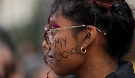 Ινδία: Ναι στην άμβλωση πριν την 24η εβδομάδα ακόμα και για τις ανύπαντρες
