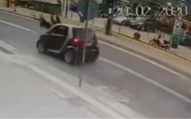 Βίντεο σοκ στο Ρέθυμνο: Η στιγμή που αυτοκίνητο χτυπάει μητέρα και παιδί μπροστά σε λεωφορείο!