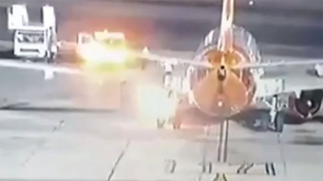 Σοκαριστικό βίντεο: Αεροσκάφος τυλίγεται στις φλόγες αμέσως μετά την προσγείωσή του
