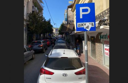 Κατάληψη του πάρκινγκ δικύκλων από αυτοκίνητα