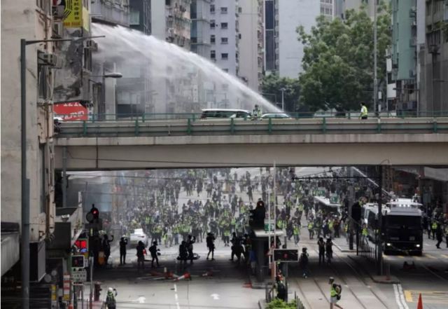 Πεδίο μάχης το Χόνγκ Κονγκ: Δακρυγόνα, αντλίες νερού και οδοφράγματα