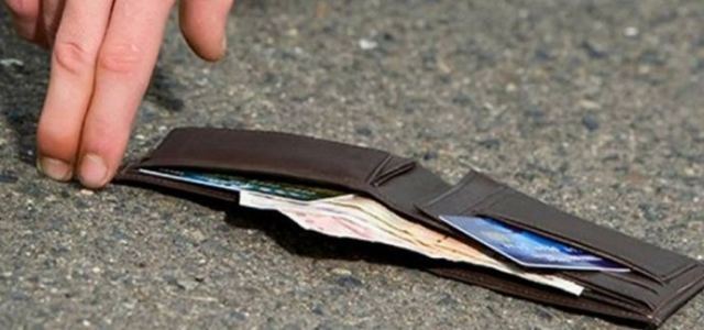 Χάθηκε ανδρικό πορτοφόλι στη Λαμία - Μήπως το βρήκατε?