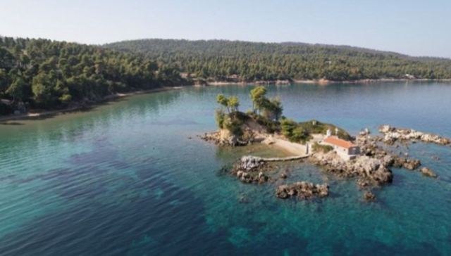 Το νησάκι στη Βόρεια Εύβοια που μπορείς να φτάσεις κολυμπώντας - Δείτε Drone βίντεο