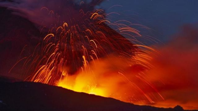 Εντυπωσιακές εικόνες από τις εκρήξεις στην Αίτνα