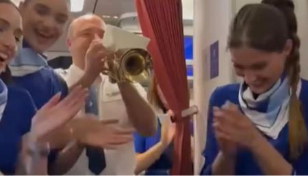 Τρελό γλέντι στην πτήση της επιστροφής του Ολυμπιακού από Βαρκελώνη - Ο πιλότος με τρομπέτα παιάνιζε τον ύμνο της ομάδας