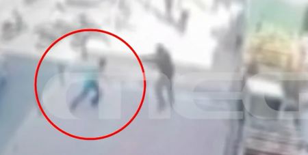 Βίντεο ντοκουμέντο: Η στιγμή που ο αστυνομικός πυροβολεί τον ληστή στον Κολωνό - Του επιτέθηκε με μαχαίρι