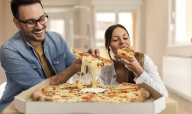 Τι συμβαίνει στον οργανισμό μας όταν τρώμε πίτσα – Απρόσμενα ευρήματα
