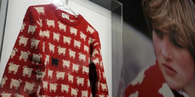 Aπίστευτο: 1,1 εκατ. δολάρια πουλήθηκε το διάσημο πουλόβερ της πριγκίπισσας Νταϊάνα - Πότε το φόρεσε