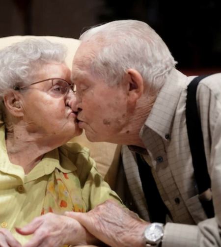 Ανδρόγυνο, 100 χρόνων, πεθαίνει με διαφορά ωρών μετά από 79 χρόνια γάμου