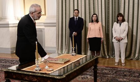 Ορκίζεται υπηρεσιακός πρωθυπουργός ο Ιωάννης Σαρμάς - Παραλαμβάνει «μπλε φάκελο» από τον Μητσοτάκη
