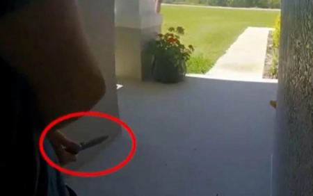 Βίντεο με φοιτητή ιατρικής που χτυπά την πόρτα και κρύβει μαχαίρι πίσω από την πλάτη πριν μαχαιρώσει τη μαμά 70 φορές