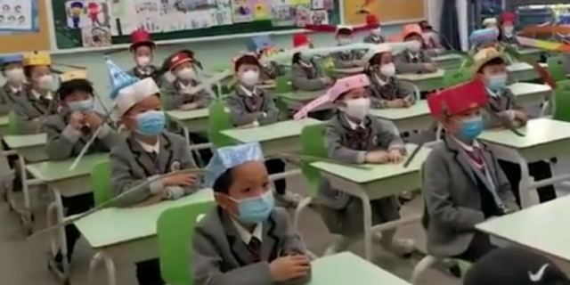 Κορωνοϊός - Απίστευτοι Κινέζοι: Παιδάκια στο σχολείο φορούν καπέλα ενός μέτρου για να τηρούν αποστάσεις [εικόνες, βίντεο]