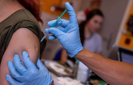 Θανάσης Δημόπουλος για τρίτη δόση εμβολίου: Μειώνει κατά 95% την πιθανότητα μόλυνσης από κορονοϊό