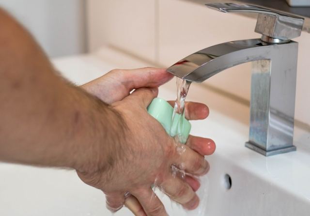 Κορονοϊός: Πόση ώρα πρέπει να πλένουμε τα χέρια - Τι ισχύει για τα αντισηπτικά