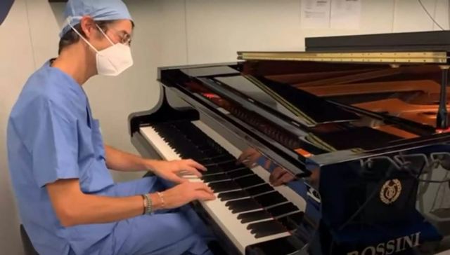 Ιταλία: Γιατρός έπαιζε πιάνο δίπλα σε 10χρονο ασθενή, κατά τη διάρκεια επέμβασης αφαίρεσης όγκου
