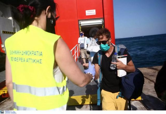 Μόνιμοι οι έλεγχοι για κορωνοϊό στο λιμάνι του Πειραιά σε ταξιδιώτες που επιστρέφουν από τα νησιά