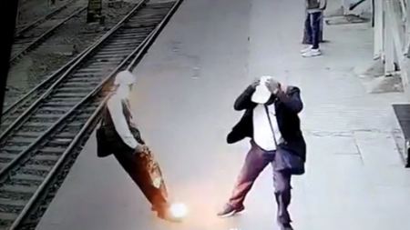 Τρομακτικό βίντεο: Άντρας παθαίνει ηλεκτροπληξία σε σταθμό τρένου από καλώδιο που πέφτει ξαφνικά