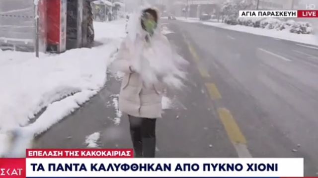 Κακοκαιρία Μήδεια: «Επίθεση» με χιονόμπαλα σε δημοσιογράφο on air