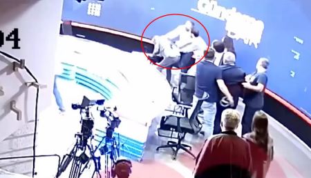 Τουρκία: Ξύλο σε τηλεοπτικό στούντιο – Βουλευτής και ο σωματοφύλακάς έδειραν άγρια δημοσιογράφο
