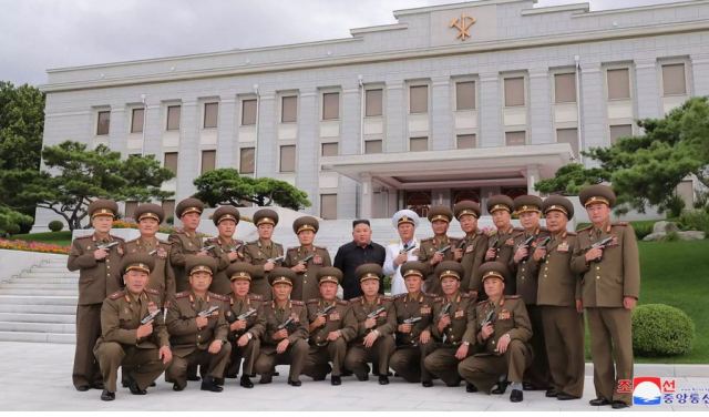 Ο Κιμ Γιονγκ Ουν γιόρτασε την εκεχειρία με… όπλα