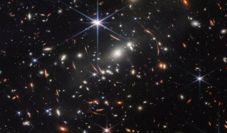 James Webb: Η πρώτη φωτογραφία από το πανίσχυρο τηλεσκόπιο – Πως ήταν το σύμπαν πριν 13 δισ. χρόνια