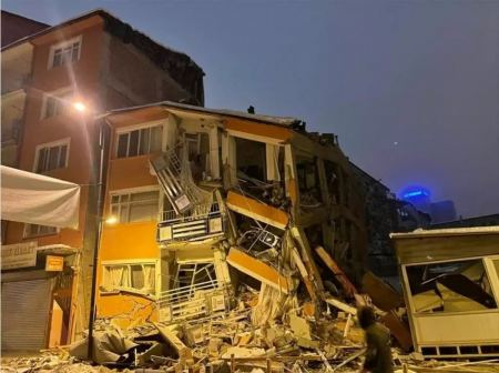 Σεισμός στην Τουρκία: Πάνω από 2.500 οι νεκροί – Επταήμερο εθνικό πένθος κήρυξε ο Ερντογάν
