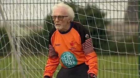 «Σούπερ παππούς», ετών 88, κερδίζει τις εντυπώσεις ως τερματοφύλακας στην Ουαλία