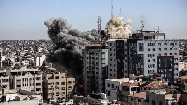 Μεσανατολικό: Έβδομη νύχτα βομβαρδισμών στη Γάζα - Οργή για το «χτύπημα» σε Associated Press και Al Jazeera