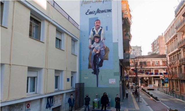 Λάρισα: Εντυπωσιάζει η νέα δημόσια τοιχογραφία στη μνήμη του Ennio Morricone