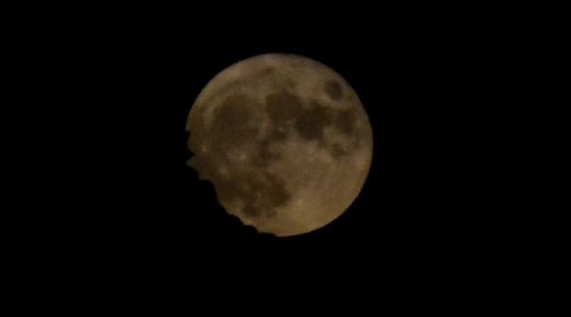 Εντυπωσιακή και πάλι η πανσέληνος - Κατακίτρινο και γεμάτο φεγγάρι [εικόνες]
