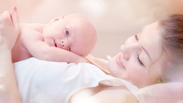 Επιστημονική μελέτη: Το χάδι στα μωρά ωφελεί την υγεία τους