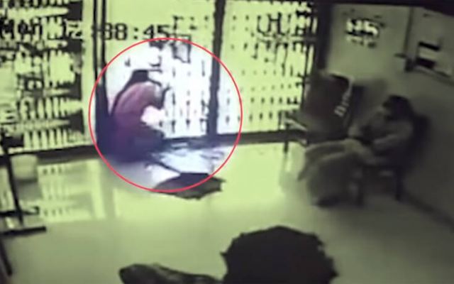 Σοκαριστικό βίντεο: Έπεσε πάνω σε πόρτα από τζάμι και ξεψύχησε από αιμορραγία