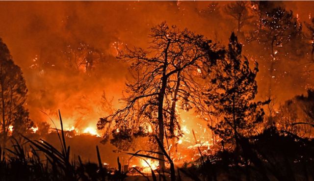 Φωτιά στον Σχίνο Κορινθίας: Μάχη με τις φλόγες - Εκκενώθηκαν έξι οικισμοί και δύο Μονές