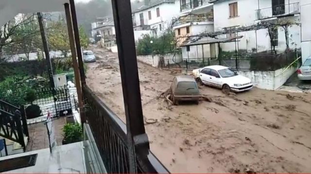 Δραματικές ώρες ζει η Θάσος - Πλημμύρισαν σπίτια και δρόμοι