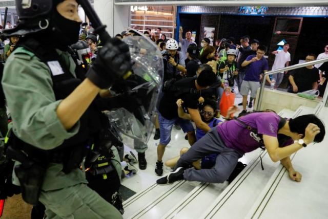 Χονγκ Κονγκ: Νέες βίαιες διαδηλώσεις – Με… κομμένο αυτί αντικαθεστωτικός ακτιβιστής!