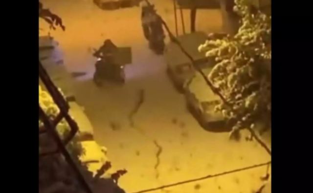 Ο delivery που πάλεψε με το χιόνι: το viral βίντεο που προκάλεσε οργή