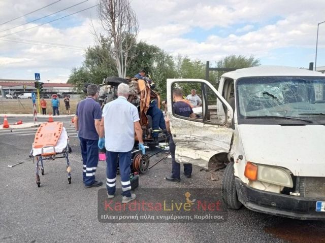 Σφοδρή σύγκρουση δύο μικρών φορτηγών - Τρεις τραυματίες (ΒΙΝΤΕΟ-ΦΩΤΟ)