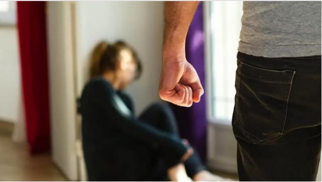 Συγκλονιστική μαρτυρία από θύμα ενδοοικογενειακής βίας: «Ο άντρας μου πήγε να μου βγάλει τα δόντια με τανάλια»