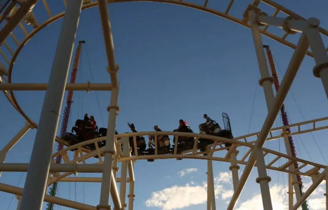 Λούνα παρκ ζητά από τους επισκέπτες… να μην ουρλιάζουν στο roller coaster!