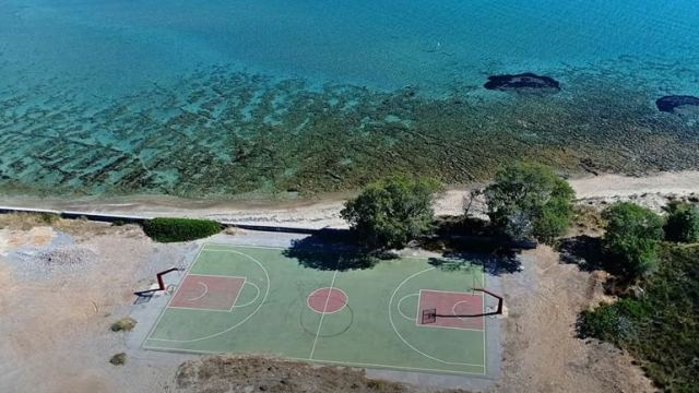 Το πιο εξωτικό γήπεδο μπάσκετ της Ελλάδας, βρίσκεται στην Ελαφόνησο