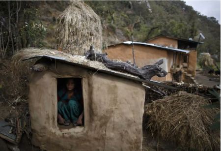 Νεπάλ: Ανάγκασαν έφηβη να μείνει σε καλύβα γιατί είχε περίοδο και την σκότωσε φίδι