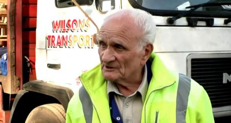 Αρνείται να πάρει σύνταξη: 91χρονος συνεχίζει να οδηγεί φορτηγό σπάζοντας όλα τα ρεκόρ (BINTEO)