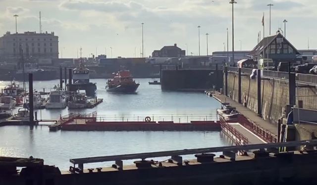 Τρεις νεκροί και 43 διασωθέντες στο ναυάγιο της Μάγχης: Πολικές θερμοκρασίες στη Βρετανία