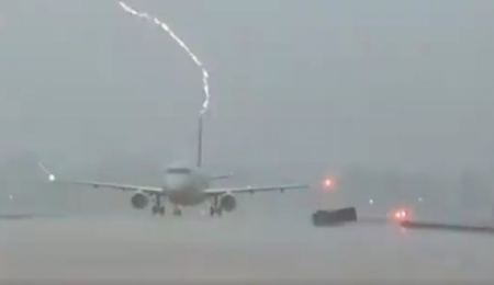 ΗΠΑ: Κεραυνός χτυπά αεροπλάνο σε αεροδρόμιο του Άρκανσο
