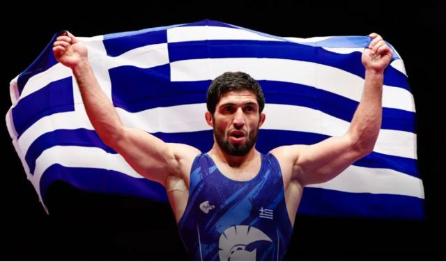Πάλη: Πρωταθλητής Ευρώπης ο Νταουρέν Κουρουγκλίεβ - Έκανε τον γύρο του θριάμβου με την ελληνική σημαία - Βίντεο