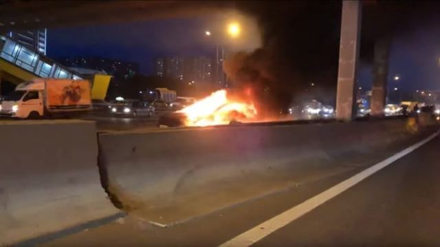 Σοκαριστικό βίντεο: Αυτοκίνητο φλέγεται στη μέση του δρόμου - Τραυματίες ένας άνδρας και τα δύο παιδιά του