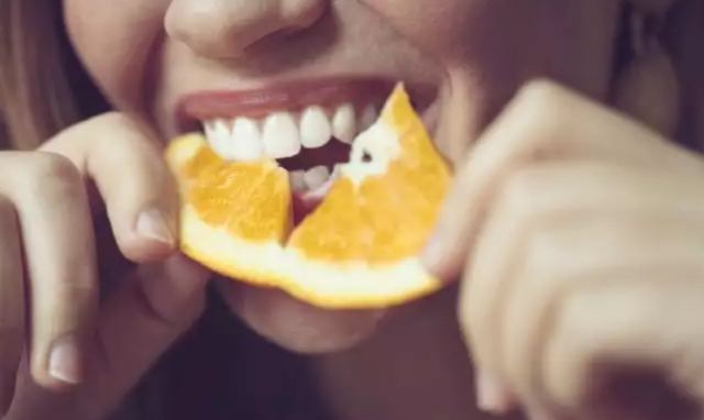 Δεν αρκεί το βούρτσισμα: Τι να τρώτε για γερά και υγιή δόντια